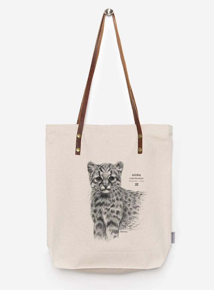 totebag diseño güiña Chile
bolsa tela reutilizable güiña fauna Chile
regalo totebag güiña Chile
totebag alternativa plástico fauna chilena
totebag ilustración güiña Chile sustentable
