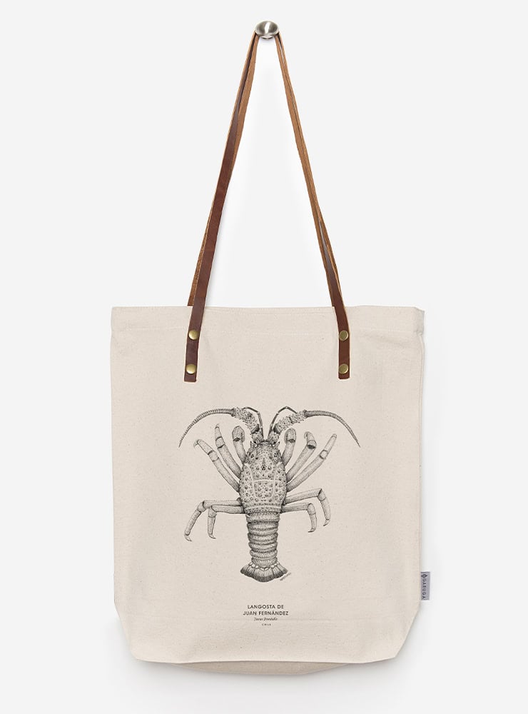 totebag diseño langosta de juan fernández Chile
bolsa tela reutilizable langosta de juan fernández fauna Chile
regalo totebag langosta de juan fernández Chile
totebag alternativa plástico fauna chilena
totebag ilustración langosta de juan fernández Chile sustentable