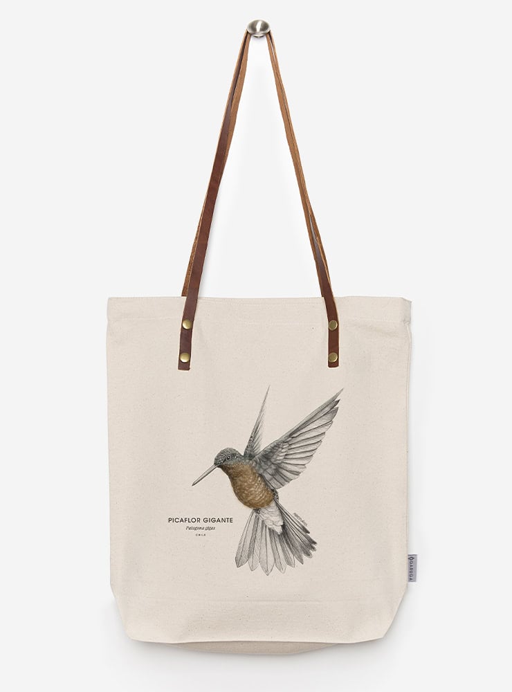 totebag diseño picaflor gigante Chile
bolsa tela reutilizable picaflor gigante fauna Chile
regalo totebag picaflor gigante Chile
totebag alternativa plástico fauna chilena
totebag ilustración picaflor gigante Chile sustentable